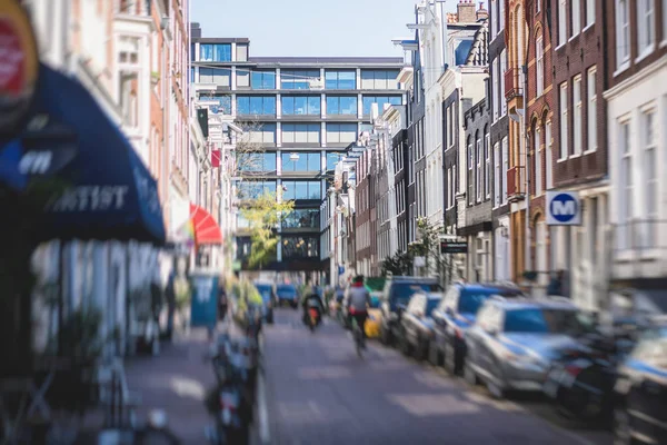 Vista de la calle Amsterdam en el centro histórico, con casas del canal en la ciudad capital de Amsterdam, Holanda Septentrional, Países Bajos, día soleado de verano — Foto de Stock