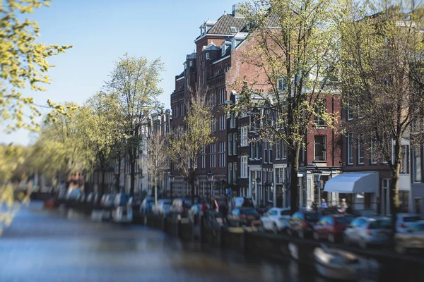 Вид на улицу Амстердам в историческом центре, с домами канала в столице Амстердама, Северная Голландия, Нидерланды, летний солнечный день — стоковое фото