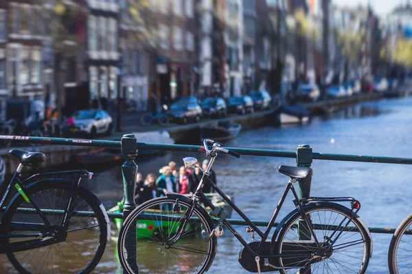 Вид на вулицю Амстердама в історичному центрі, з будинками каналу в столиці Амстердамі, Північна Голландія, Нідерланди, літній сонячний день — стокове фото