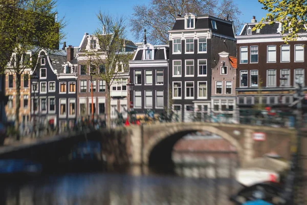 Uitzicht op de Amsterdamse straat in het historische centrum, met grachtenpanden in de hoofdstad Amsterdam, Noord-Holland, Nederland, zonnige zomerdag — Stockfoto