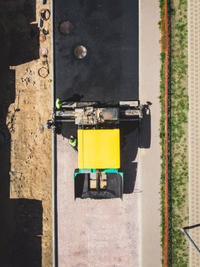 Yol yapımı sırasında asfalt kaldırım makinesi ve buharlı yol silindiri ve tamirat işleri, asfaltlama ve asfalt döşeme süreci, yeni yol inşaatında çalışan işçiler, katman yerleştirme, insansız hava aracı 