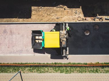 Yol yapımı sırasında asfalt kaldırım makinesi ve buharlı yol silindiri ve tamirat işleri, asfaltlama ve asfalt döşeme süreci, yeni yol inşaatında çalışan işçiler, katman yerleştirme, insansız hava aracı 
