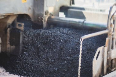 Yol yapımı sırasında asfalt kaldırım makinesi ve buharlı yol silindiri ve tamirat işleri, asfaltlama ve asfalt döşeme süreci, yeni yol inşaatında çalışan işçiler, bir katman yerleştirme