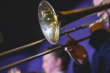 Müzikal caz grubuyla tromboncu bir tromboncunun konser görüntüsü