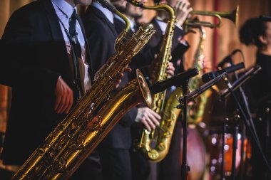 Caz orkestrası sırasında vokalist ve müzikle saksafoncu, saksafoncu ve saksocunun konseri.