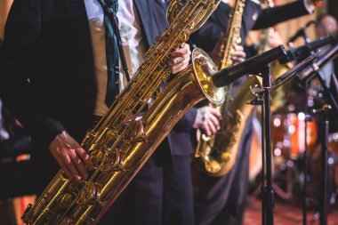 Caz orkestrası sırasında vokalist ve müzikle saksafoncu, saksafoncu ve saksocunun konseri.