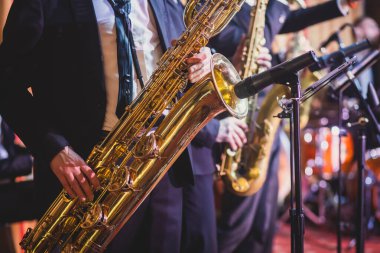 Caz orkestrası sırasında vokalist ve müzikle saksafoncu, saksafoncu ve saksocunun konseri.