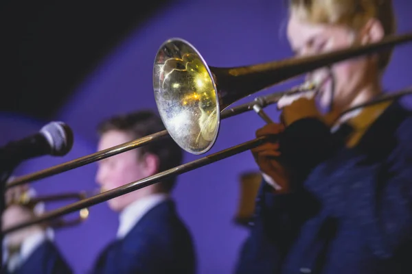 Concerto Vista Trombonista Trombone Player Com Banda Jazz Musical Performin — Fotografia de Stock