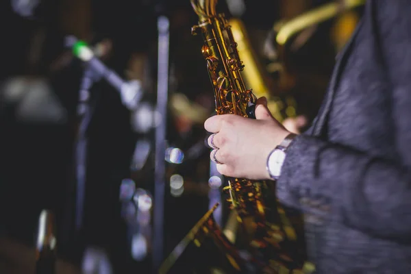 Vista Concierto Una Saxofonista Femenina Saxofonista Profesional Con Vocalista Musical — Foto de Stock