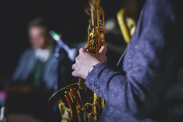 Vue Concert Une Saxophoniste Saxophoniste Professionnelle Avec Chanteuse Musicienne Lors — Photo