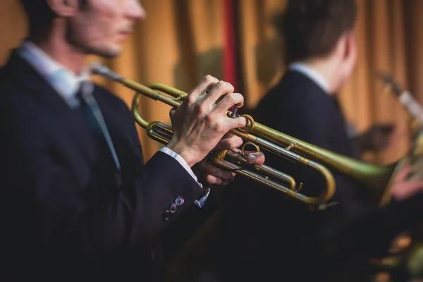 Konzertbild Eines Männlichen Trompeters Professionellen Trompeters Mit Sänger Und Musical — Stockfoto