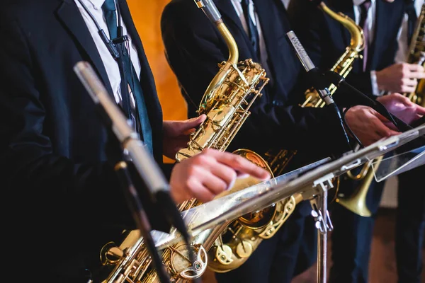 Konzertansicht Eines Saxofonisten Saxofonisten Mit Sänger Und Musical Während Eines — Stockfoto