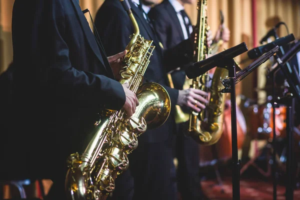 Vista Concierto Saxofonista Saxofonista Con Vocalista Musical Durante Orquesta Jazz — Foto de Stock