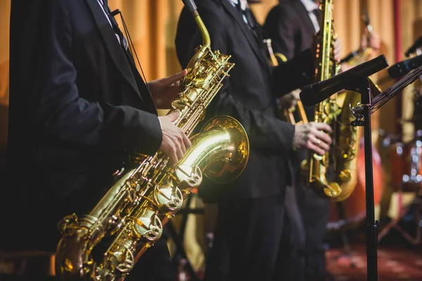 Konzertansicht Eines Saxofonisten Saxofonisten Mit Sänger Und Musical Während Eines — Stockfoto