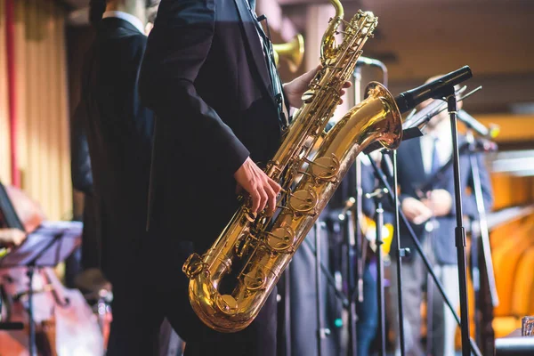 Vue Concert Saxophoniste Saxophoniste Avec Chanteur Musicien Pendant Orchestre Jazz — Photo