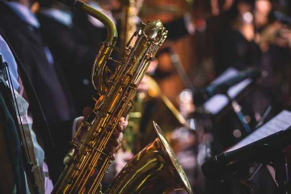 Vista Concerto Saxofonista Saxofonista Com Vocalista Musical Durante Orquestra Jazz — Fotografia de Stock