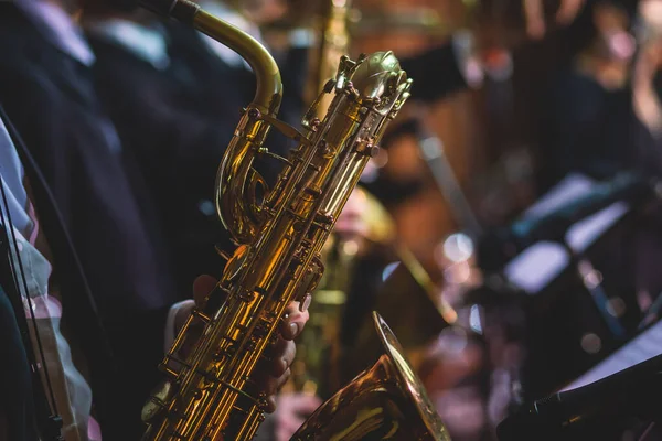 Vista Concerto Saxofonista Saxofonista Com Vocalista Musical Durante Orquestra Jazz — Fotografia de Stock