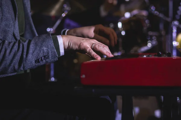 Konzertansicht Eines Musikalischen Keyboarders Während Des Auftritts Des Jazz Band — Stockfoto