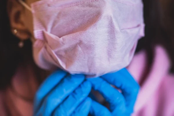 異なる色の医療法医学の顔マスク ピンク 緑と青のマスクのビュー マスクを着用するプロセス 外科手袋の女の子はマスクを身に着けています — ストック写真