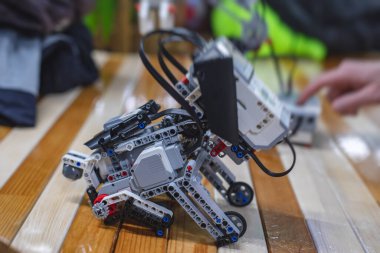 Bir grup çocuk robotik araç modeli, fen dersi, el yapımı robot, robotik projeler, eğlence ve geliştirme programları ile oynuyorlar.