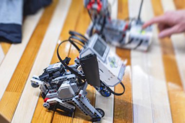 Bir grup çocuk robotik araç modeli, fen dersi, el yapımı robot, robotik projeler, eğlence ve geliştirme programları ile oynuyorlar.
