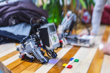 Bir grup çocuk robotik araç modeli, fen dersi, el yapımı robot, robotik projeler, eğlence ve geliştirme programları ile oynuyorlar.