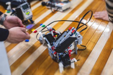 Bir grup çocuk robotik araç modeli, fen dersi, el yapımı robot, robotik projeler, eğlence ve geliştirme programları ile oynuyorlar.