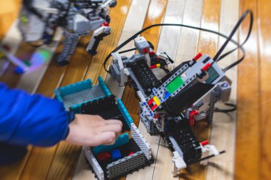 Bir grup çocuk robotik araç modeli, fen dersi, el yapımı robot, robotik projeler, eğlence ve geliştirme programları ile oynuyorlar.
