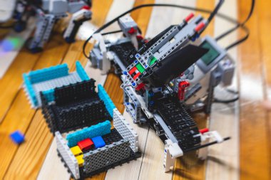 Bir grup çocuk robotik araç modeli, fen dersi, el yapımı robot, robotik projeler, eğlence ve geliştirme programları ile oynuyorlar.