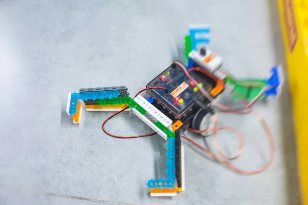 Groep Kinderen Kinderen Spelen Met Robotvoertuig Model Wetenschap Les Het — Stockfoto