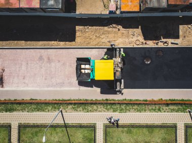 Yol yapımı sırasında asfalt kaldırım makinesi ve buharlı yol silindiri ve tamirat işleri, asfaltlama ve asfalt döşeme süreci, yeni yol inşaatında çalışan işçiler, katman yerleştirme, insansız hava aracı 