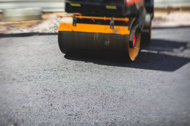 Yol yapımı sırasında asfalt kaldırım makinesi ve buharlı yol silindiri ve tamirat işleri, asfaltlama ve asfalt döşeme süreci, yeni yol inşaatında çalışan işçiler, katman yerleştirme, insansız hava aracı 