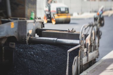 Yol yapımı sırasında asfalt kaldırım makinesi ve buharlı yol silindiri ve tamirat işleri, asfaltlama ve asfalt döşeme süreci, yeni yol inşaatında çalışan işçiler, katman yerleştirme, insansız hava aracı 