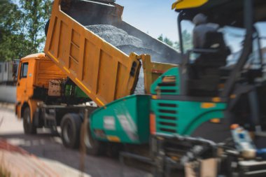 Yol yapımı sırasında asfalt kaldırım makinesi ve buharlı yol silindiri ve tamirat işleri, asfaltlama ve asfalt döşeme süreci, yeni yol inşaatında çalışan işçiler, katman yerleştirme, insansız hava aracı 