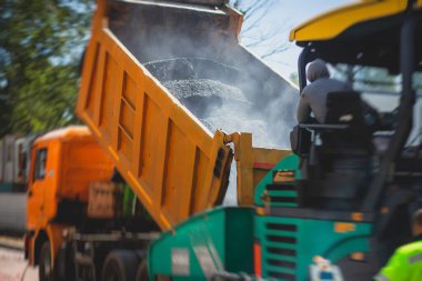 Yol yapımı sırasında asfalt kaldırım makinesi ve buharlı yol silindiri ve tamirat işleri, asfaltlama ve asfalt döşeme süreci, yeni yol inşaatında çalışan işçiler, katman yerleştirme, insansız hava aracı 