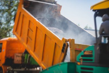 Yol yapımı sırasında asfalt kaldırım makinesi ve buharlı yol silindiri ve tamirat işleri, asfaltlama ve asfalt döşeme süreci, yeni yol inşaatında çalışan işçiler, katman yerleştirme, insansız hava aracı 