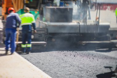 Yol yapımı sırasında asfalt kaldırım makinesi ve buharlı yol silindiri ve tamirat işleri, asfaltlama ve asfalt döşeme süreci, yeni yol inşaatında çalışan işçiler, katman yerleştirme, insansız hava aracı 