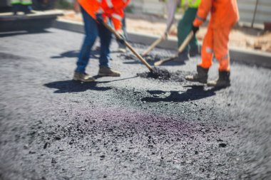 Yol yapımı sırasında asfalt kaldırım makinesi ve buharlı yol silindiri ve tamirat işleri, asfaltlama ve asfalt döşeme süreci, yeni yol inşaatında çalışan işçiler, katman yerleştirme, insansız hava aracı 