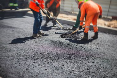 Yol yapımı sırasında asfalt kaldırım makinesi ve buharlı yol silindiri ve tamirat işleri, asfaltlama ve asfalt döşeme süreci, yeni yol inşaatında çalışan işçiler, katman yerleştirme, insansız hava aracı 