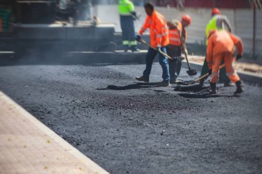 Yol yapımı sırasında asfalt kaldırım makinesi ve buharlı yol silindiri ve tamirat işleri, asfaltlama ve asfalt döşeme süreci, yeni yol inşaatında çalışan işçiler, katman yerleştirme, insansız hava aracı 