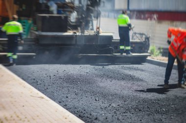 Yol yapımı sırasında asfalt kaldırım makinesi ve buharlı yol silindiri ve tamirat işleri, asfaltlama ve asfalt döşeme süreci, yeni yol inşaatında çalışan işçiler, katman yerleştirme, insansız hava aracı 