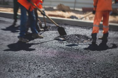 Yol yapımı sırasında asfalt kaldırım makinesi ve buharlı yol silindiri ve tamirat işleri, asfaltlama ve asfalt döşeme süreci, yeni yol inşaatında çalışan işçiler, katman yerleştirme, insansız hava aracı 