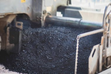 Yol yapımı sırasında asfalt kaldırım makinesi ve buharlı yol silindiri ve tamirat işleri, asfaltlama ve asfalt döşeme süreci, yeni yol inşaatında çalışan işçiler, katman yerleştirme, insansız hava aracı 