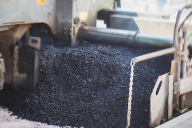 Yol yapımı sırasında asfalt kaldırım makinesi ve buharlı yol silindiri ve tamirat işleri, asfaltlama ve asfalt döşeme süreci, yeni yol inşaatında çalışan işçiler, katman yerleştirme, insansız hava aracı 