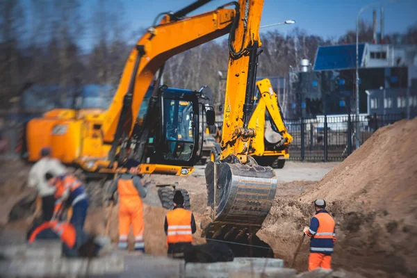 Escavadeira Pesada Amarela Que Escava Areia Trabalha Durante Trabalhos Rodoviários — Fotografia de Stock