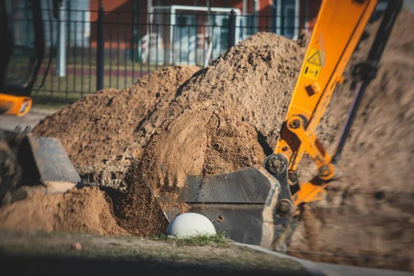 Escavadeira Pesada Amarela Que Escava Areia Trabalha Durante Trabalhos Rodoviários — Fotografia de Stock