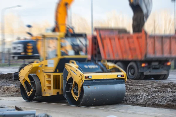 Máquina Pavimentação Asfalto Rolo Estrada Vapor Durante Construção Reparação Estradas — Fotografia de Stock