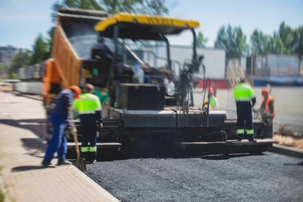 Yol yapımı sırasında asfalt kaldırım makinesi ve buharlı yol silindiri ve tamirat işleri, asfaltlama ve asfalt döşeme süreci, yeni yol inşaatında çalışan işçiler, katman yerleştirme, insansız hava aracı 