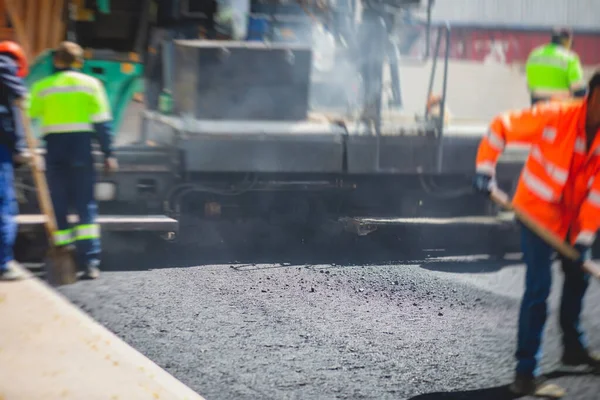 Yol yapımı sırasında asfalt kaldırım makinesi ve buharlı yol silindiri ve tamirat işleri, asfaltlama ve asfalt döşeme süreci, yeni yol inşaatında çalışan işçiler, katman yerleştirme, insansız hava aracı 
