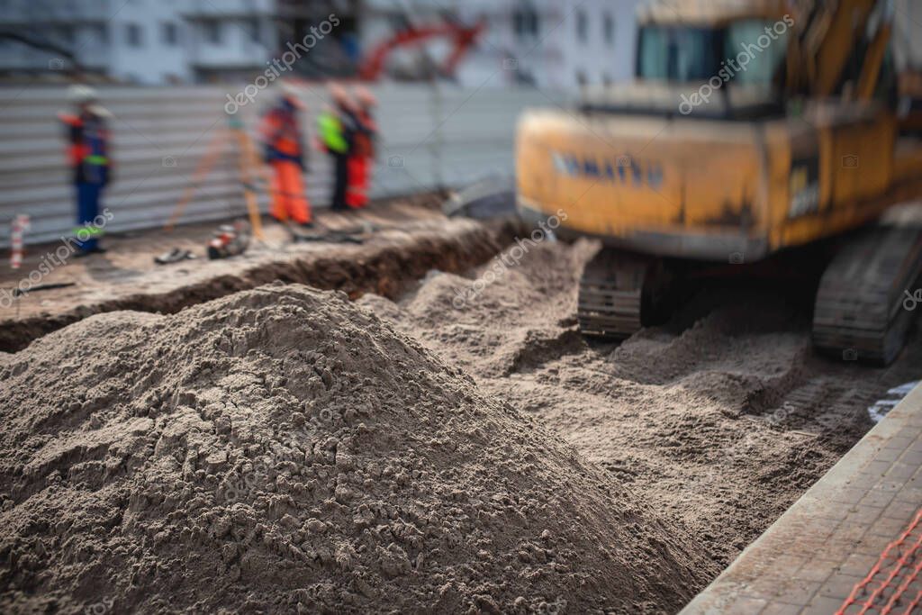 Excavadora pesada amarilla excavando arena y trabajando durante